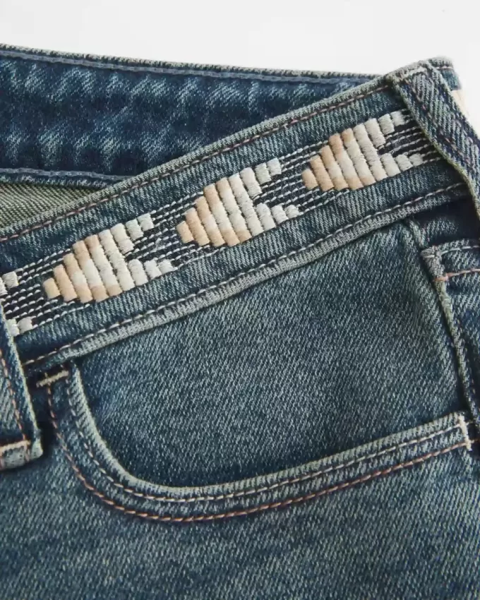Ultra Low-Rise Schlagjeans mit mittlerer Waschung und Stickerei Ultra Low-Rise Schlagjeans mit mittlerer Waschung und Stickerei