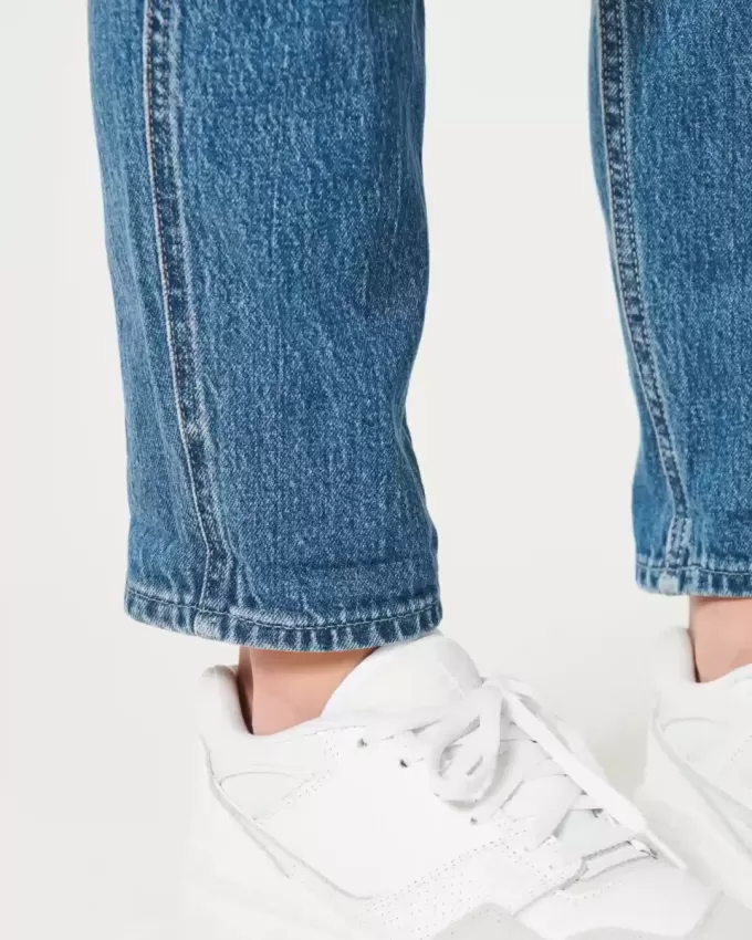 Ultrahoch geschnittene Mom-Jeans in dunkler Waschung Ultrahoch geschnittene Mom-Jeans in dunkler Waschung