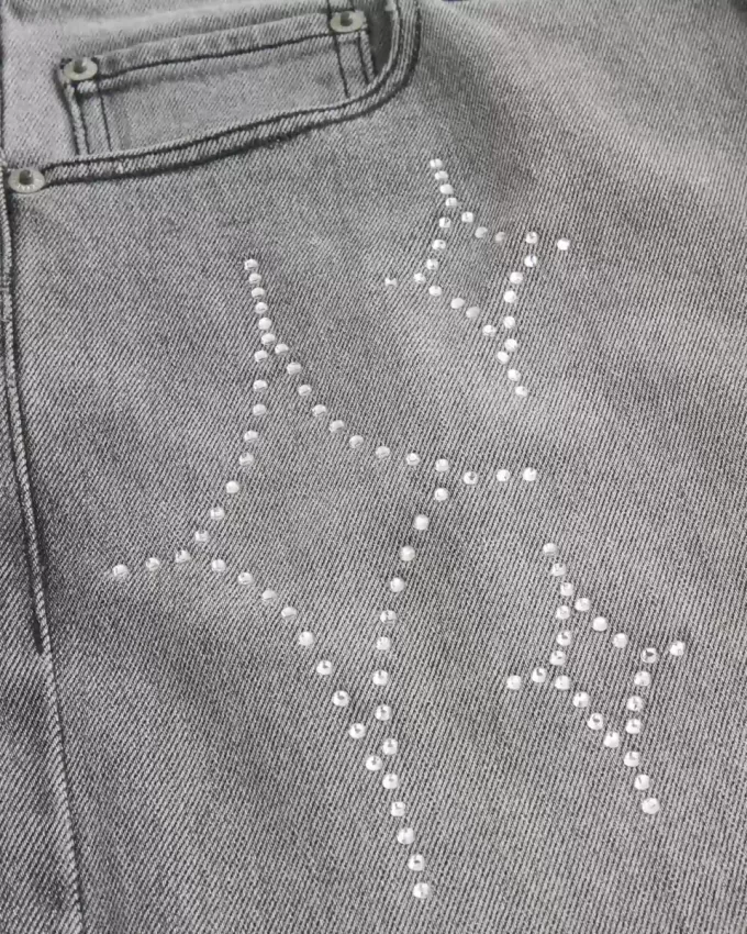 Verwaschene schwarze Baggy-Jeans mit Grafik und Verzierung Verwaschene schwarze Baggy-Jeans mit Grafik und Verzierung