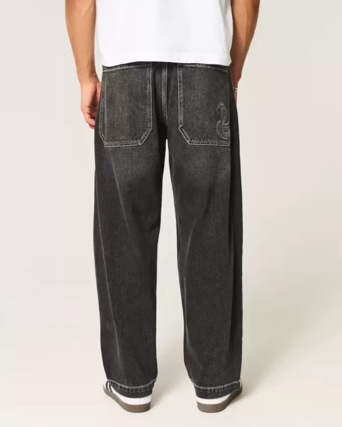 Verwaschene schwarze Skater-Baggy-Jeans mit Schlangenstickerei Verwaschene schwarze Skater-Baggy-Jeans mit Schlangenstickerei