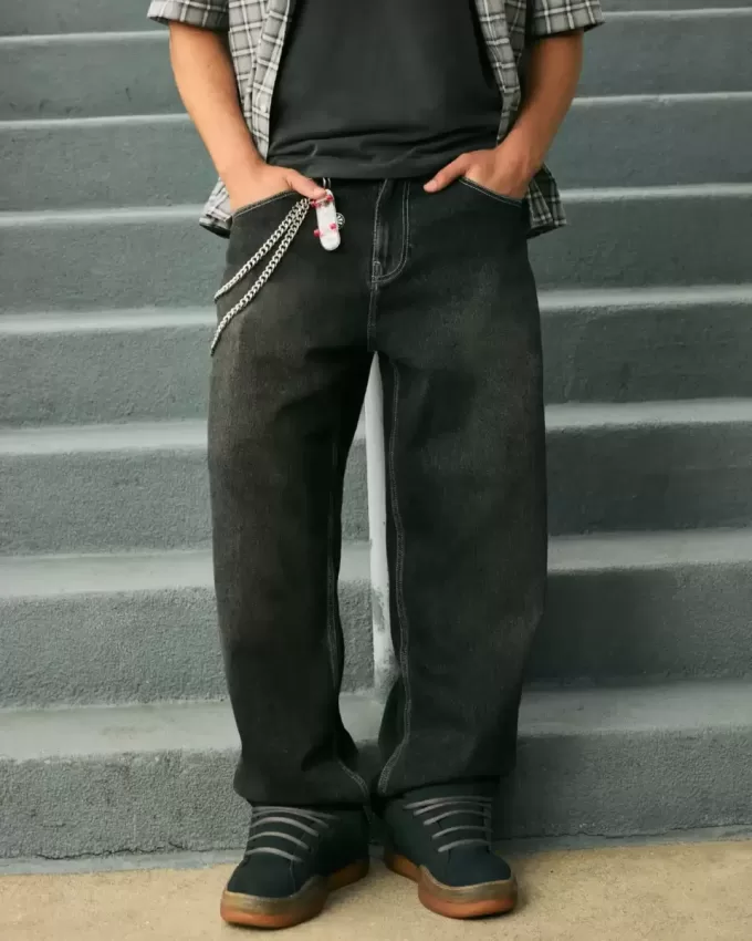 Verwaschene schwarze Skater-Baggy-Jeans mit Schlangenstickerei Verwaschene schwarze Skater-Baggy-Jeans mit Schlangenstickerei