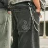 Verwaschene schwarze Skater-Baggy-Jeans mit Schlangenstickerei Verwaschene schwarze Skater-Baggy-Jeans mit Schlangenstickerei