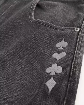 Verwaschene schwarze Skater-Baggy-Jeans mit Spielkarten-Joker-Grafik