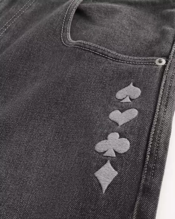 Verwaschene schwarze Skater-Baggy-Jeans mit Spielkarten-Joker-Grafik Verwaschene schwarze Skater-Baggy-Jeans mit Spielkarten-Joker-Grafik