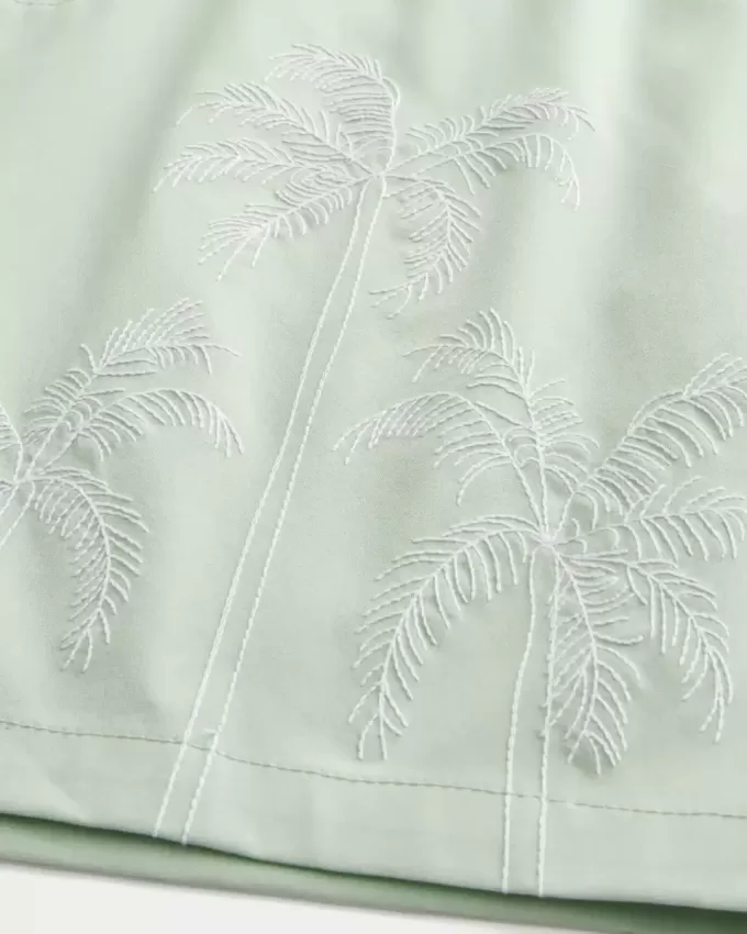 Volley-Badehose mit Stickerei bis zur Mitte des Oberschenkels Volley-Badehose mit Stickerei bis zur Mitte des Oberschenkels
