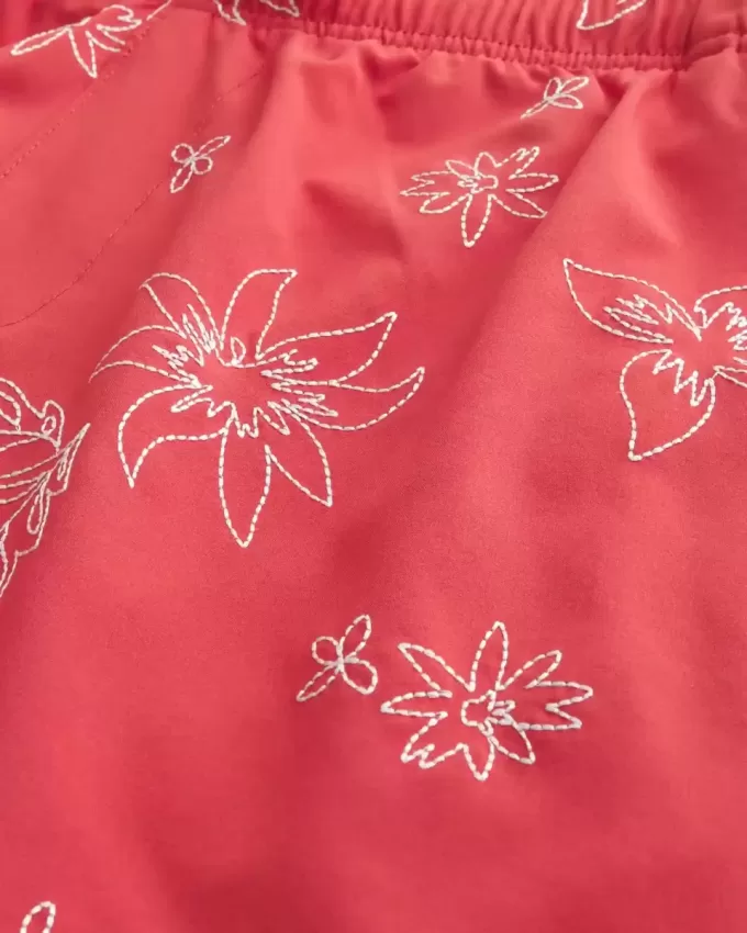Volley-Badehose mit Stickerei bis zur Mitte des Oberschenkels Volley-Badehose mit Stickerei bis zur Mitte des Oberschenkels