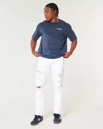Weiße, sportliche Röhrenjeans