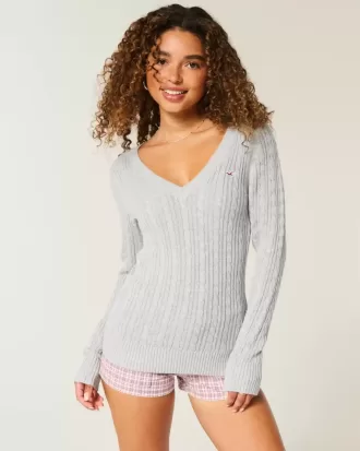 Zopfmuster-Pullover mit V-Ausschnitt und Symbol Zopfmuster-Pullover mit V-Ausschnitt und Symbol