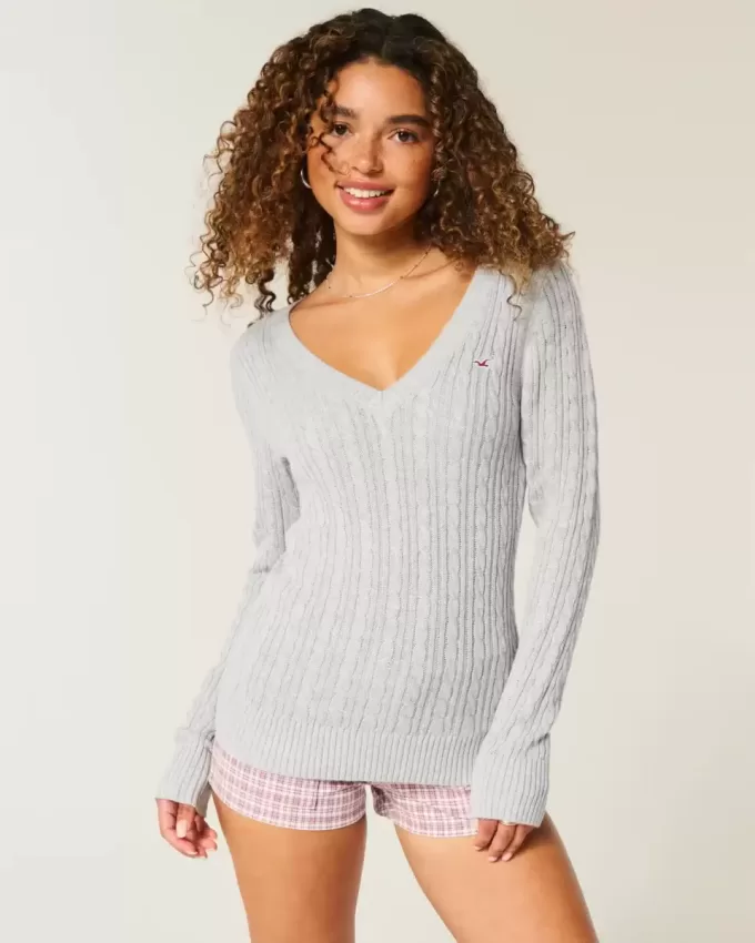 Zopfmuster-Pullover mit V-Ausschnitt und Symbol Zopfmuster-Pullover mit V-Ausschnitt und Symbol
