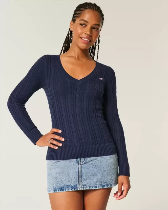 Zopfmuster-Pullover mit V-Ausschnitt und Symbol Zopfmuster-Pullover mit V-Ausschnitt und Symbol
