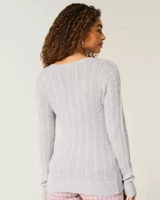 Zopfmuster-Pullover mit V-Ausschnitt und Symbol Zopfmuster-Pullover mit V-Ausschnitt und Symbol
