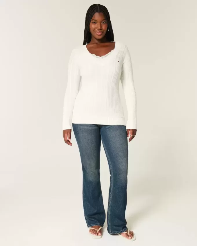 Zopfmuster-Pullover mit V-Ausschnitt und Symbol Zopfmuster-Pullover mit V-Ausschnitt und Symbol