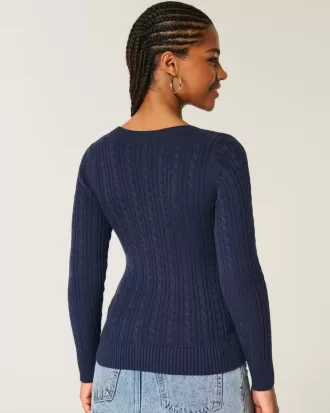 Zopfmuster-Pullover mit V-Ausschnitt und Symbol Zopfmuster-Pullover mit V-Ausschnitt und Symbol