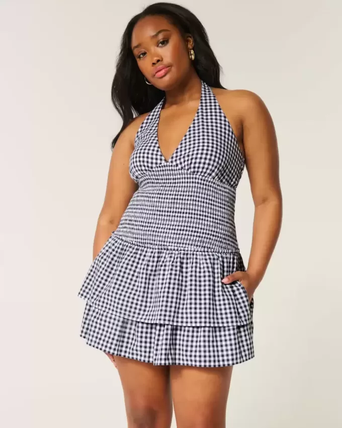 Zweilagiges, gesmoktes Neckholder-Skortkleid Zweilagiges, gesmoktes Neckholder-Skortkleid