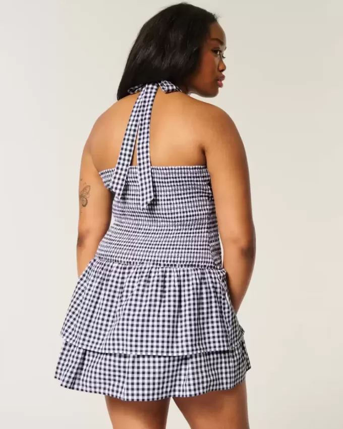 Zweilagiges, gesmoktes Neckholder-Skortkleid Zweilagiges, gesmoktes Neckholder-Skortkleid